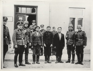Funkcjonariusze niemieckiej grupy operacyjnej policji bezpieczeństwa wraz z trzema Polakami skazanymi na śmierć przed sąd wojenny. Zdjęcie wykonane w Płońsku we wrześniu 1939 r. (IPN)
