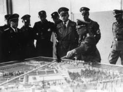 Němečtí příslušníci během návštěvy v KT Dachau, v popředí snímku u makety tábora SS-Standartenführer Dr. Wilhelm Pfannenstiel; leden 1941 (AIPN)