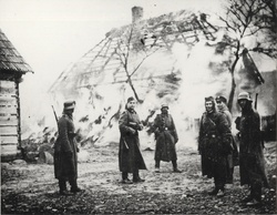 Vysídlení obce Goryń v říjnu 1940. Jednalo se o jednu z 26 vesnic, které se ocitly na území, jež bylo Němci určeno k vytvoření vojenské základny u Radomi. Obyvatelé byli donuceni opustit své domovy. Během vysídlování byla vypálena celá řada statků. (Státní archiv v Radomi)