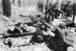 Ebrei portati fuori Varsavia dai Tedeschi durante la rivolta nel ghetto; aprile-maggio 1943; (IPN)