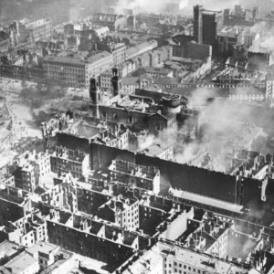 Warszawa po niemieckich bombardowaniach – okolice placu Grzybowskiego z charakterystycznymi wieżami kościoła pw. Wszystkich Świętych; wrzesień 1939 r. (IPN)